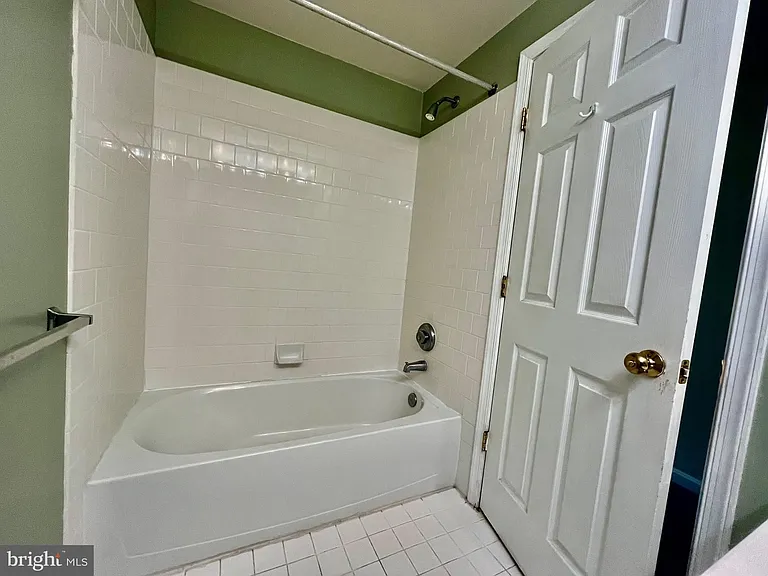 7504 Lamoyne Ct — Photo 9