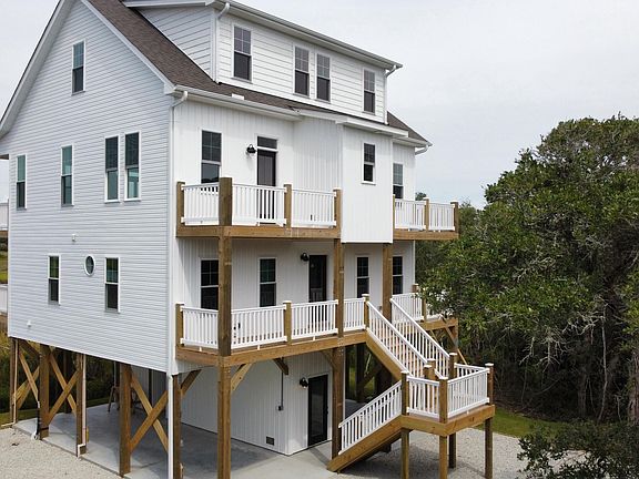 3rd image of 310 Bay Circle