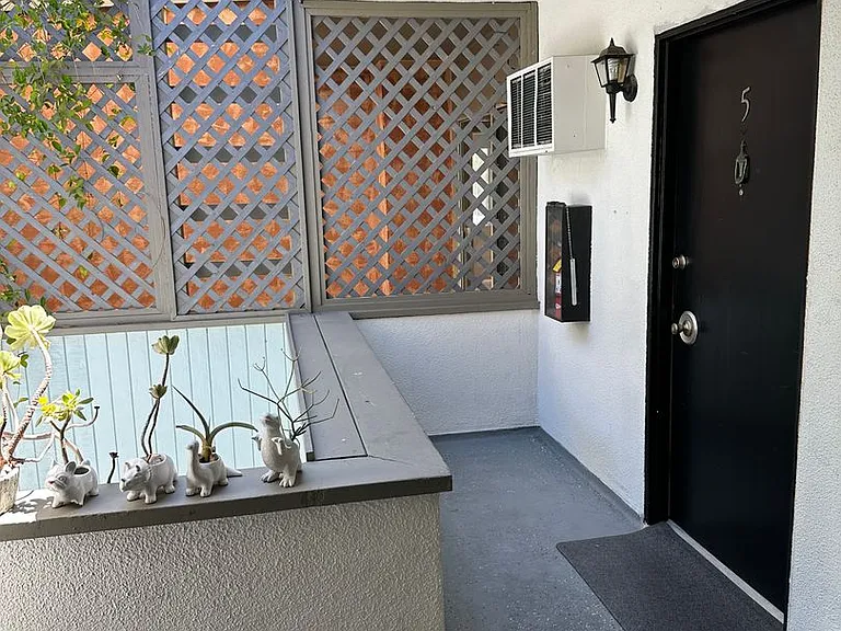 10805 Camarillo St — Photo 11