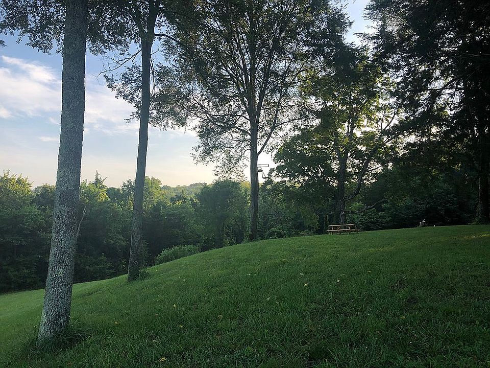 2nd image of 3046 Wilson Pike