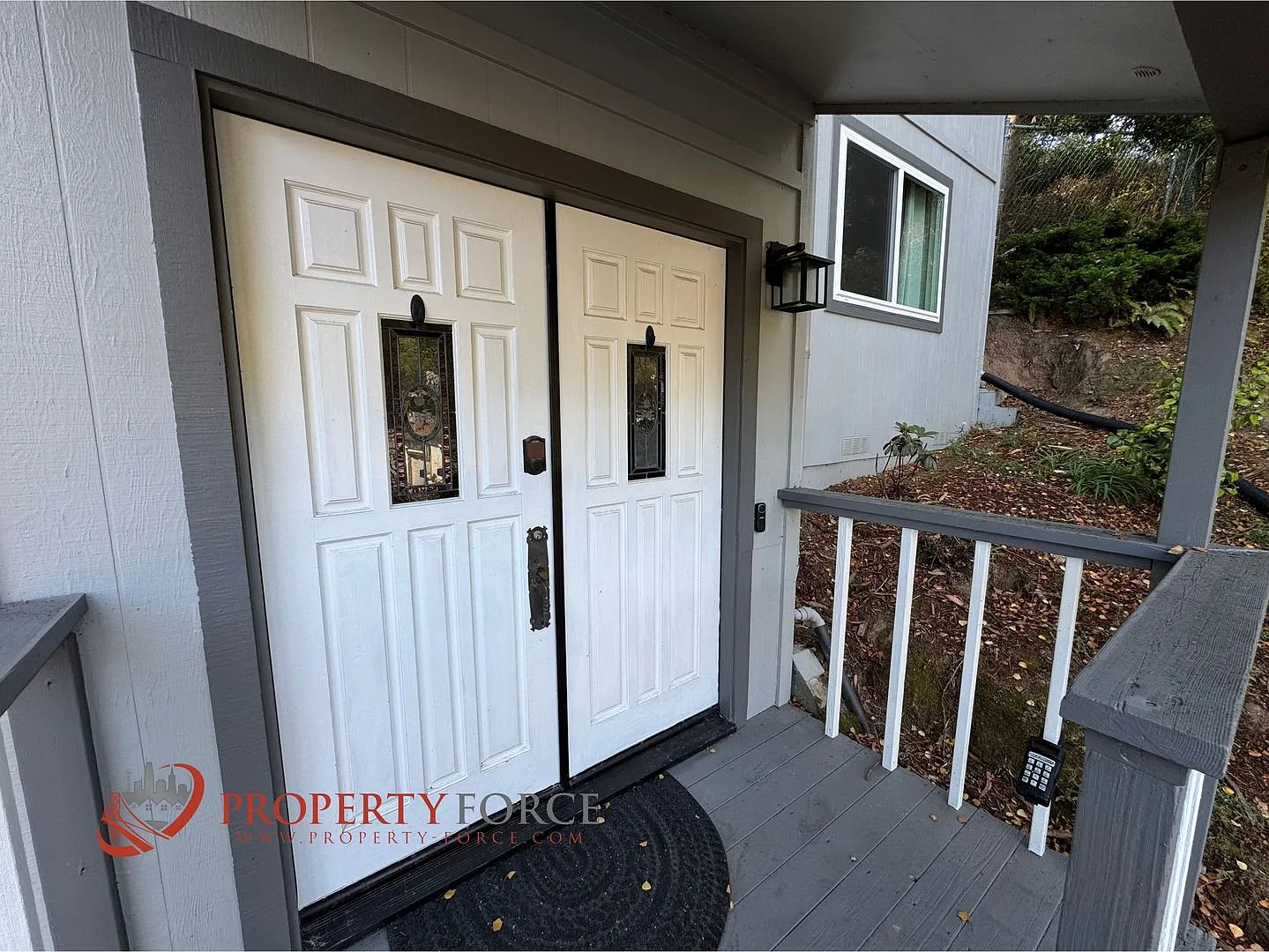 Private 3 bedroom 2.5 bath with 2 car attached garage — Photo 2