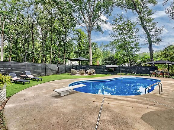 5th image of 121 Knoll Wood Dr