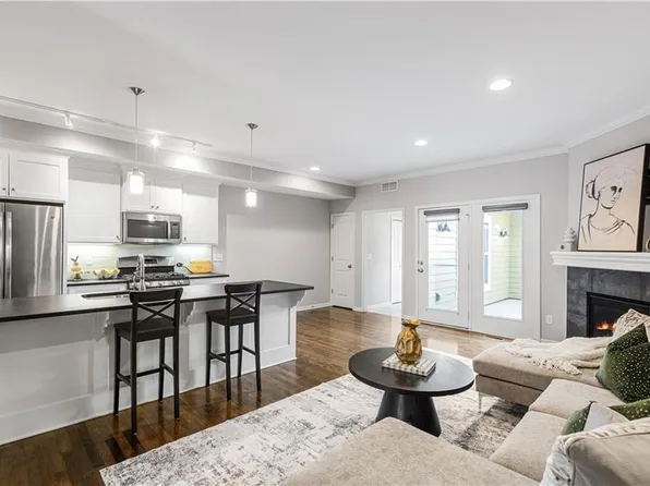 4450 Summit St, Kansas City, MO 64111