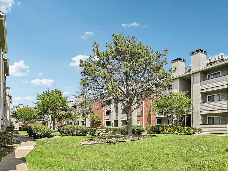 Claro Court Apartments — Photo 2