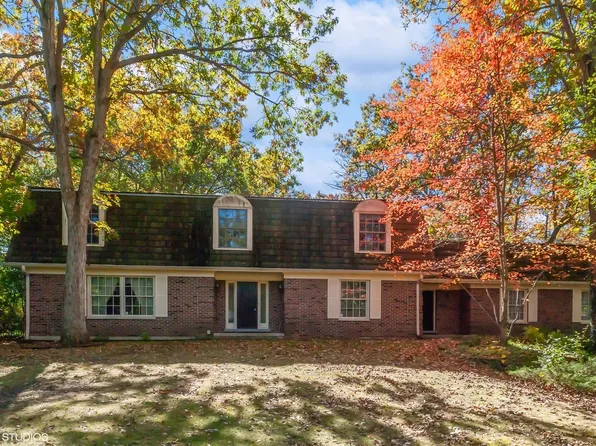 1275 Oak Trail Dr, Libertyville, IL 60048