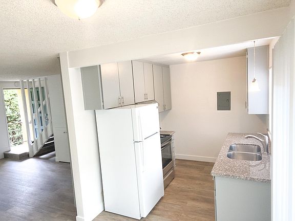 Kitchen with washer/dryer hookups