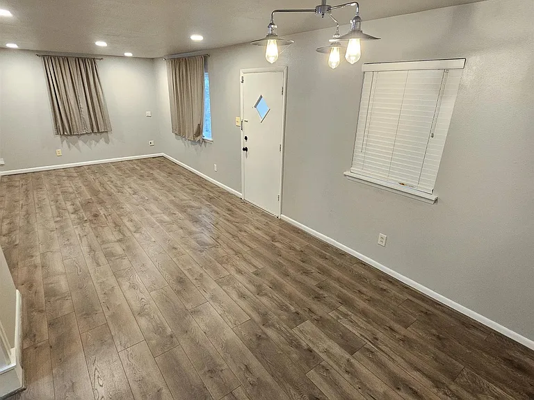 709 N Buchanan St — Photo 2