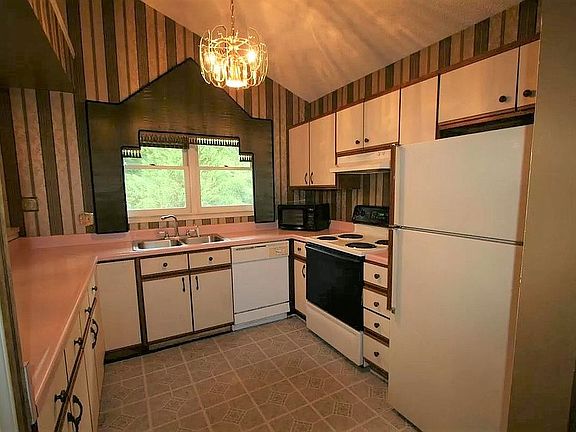 Main level - Kitchen