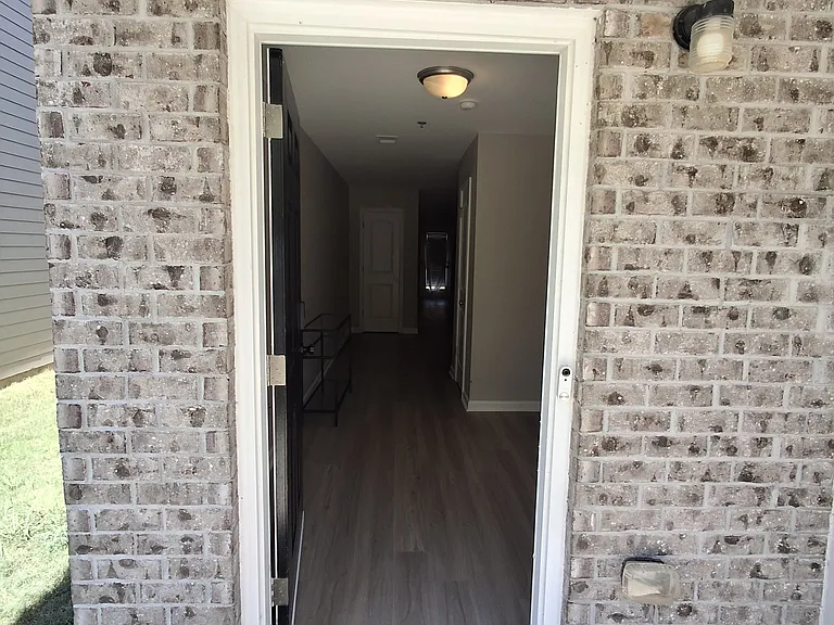 2137 Belmont Cir — Photo 2
