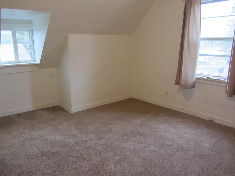 212 S 10th St — Photo 11