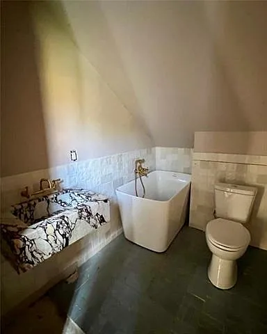 2 bed, 2.0 bath, 2119 sqft, $2,400 — Photo 4