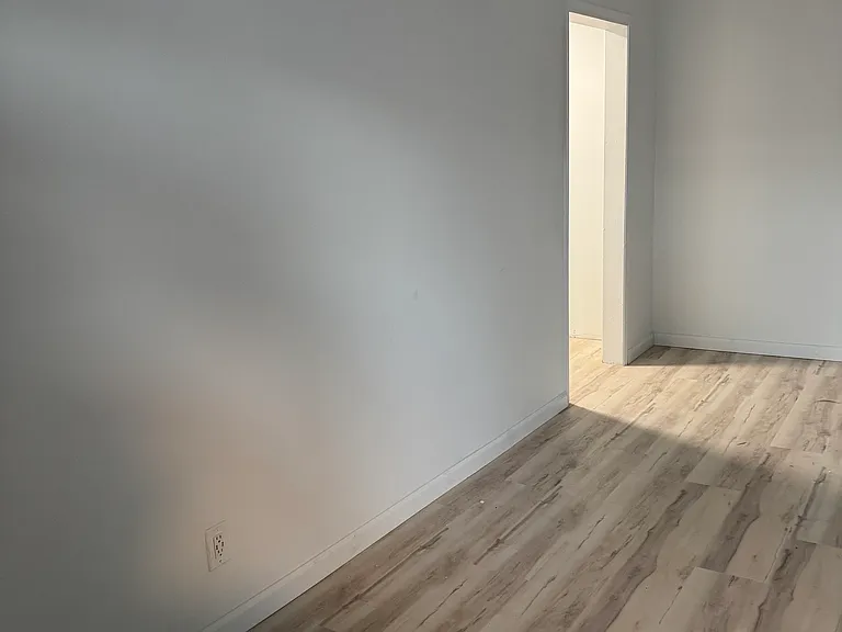 522-528 N Alexandria Ave — Photo 3