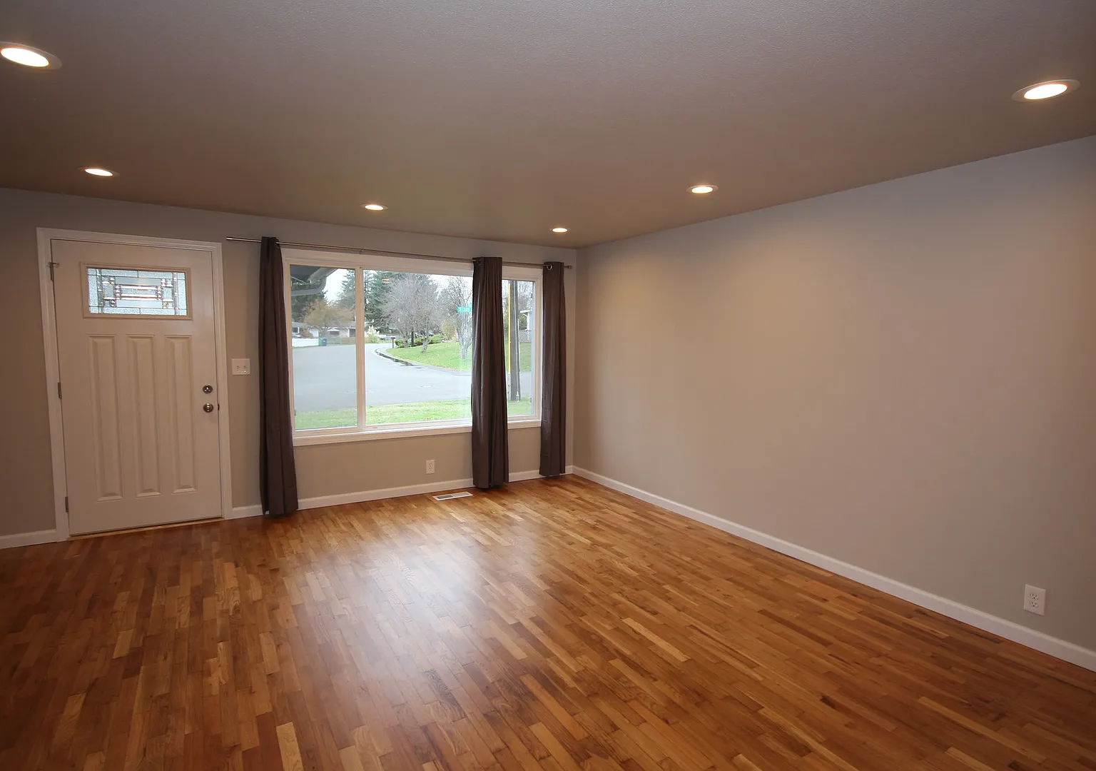 Tastefully updated Rambler with Fenced Yard, Federal Way — Photo 3