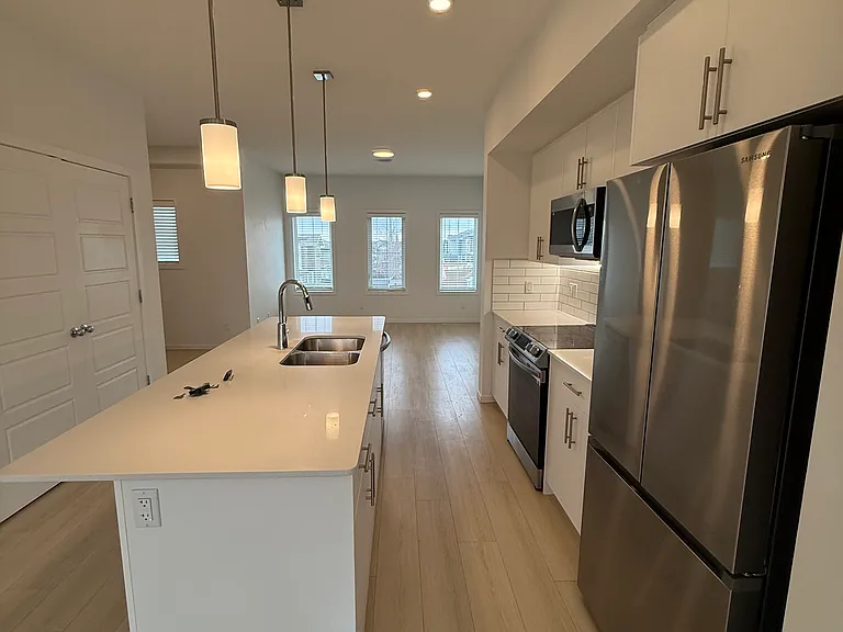 5243 21a Ave SW — Photo 1