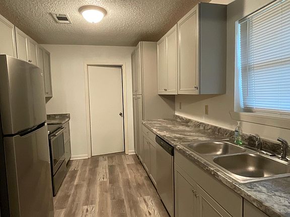 5th image of 112 Clarence Ave