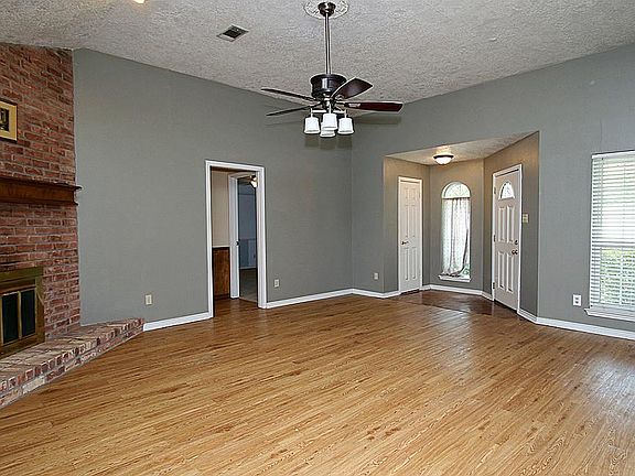 2nd image of 810 River Oaks Dr