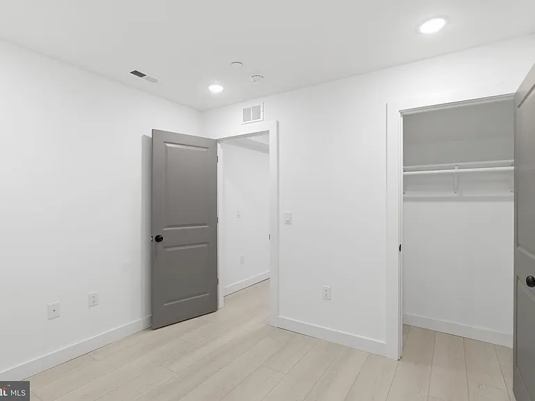 1024 W Orleans St — Photo 8