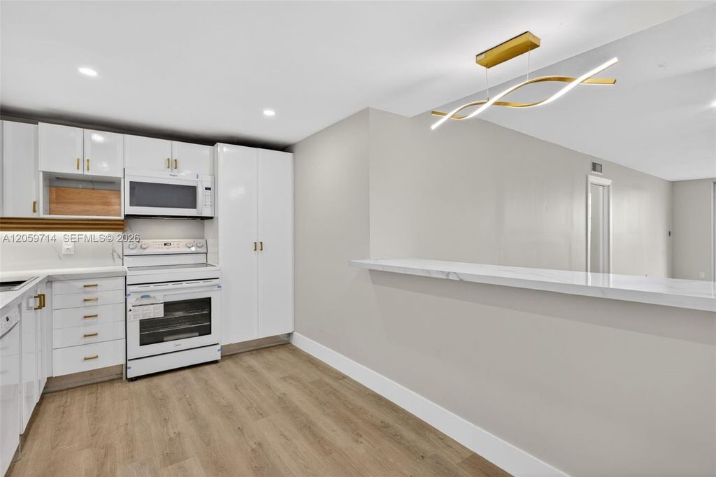 3090 N Course Dr APT 807, photo 7