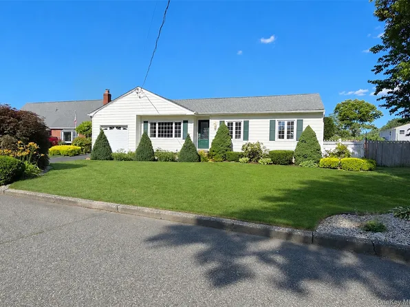 35 Avenue D, Holbrook, NY 11741