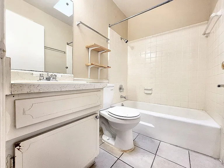 618 W 51st St #104 — Photo 17