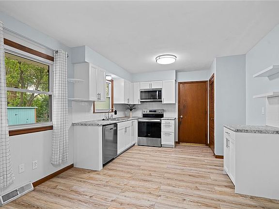 2nd image of 126 SE Moore St