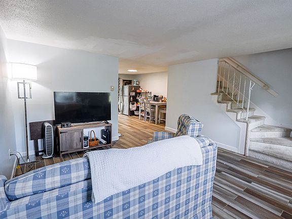 4th image of 7 Fieldstone Drive