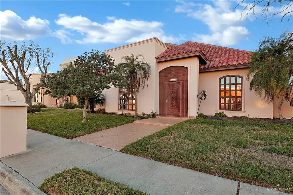 3 bed, 2.5 bath, 2155 sqft, $2,300 — Photo 2