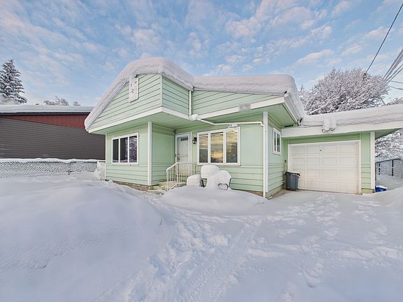2nd image of 820 Smythe St