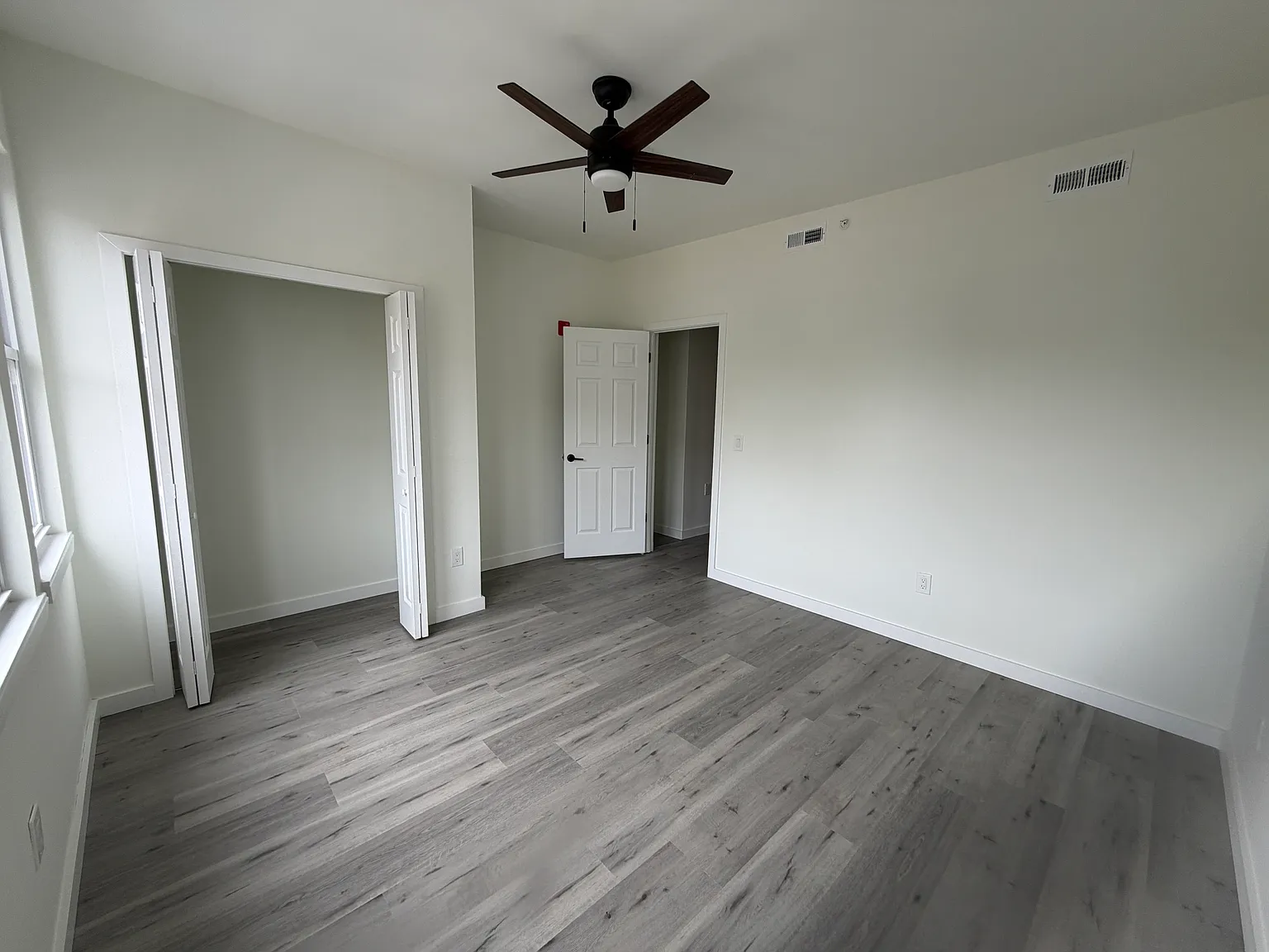 2 bed, 950 sqft, $2,700 — Photo 4