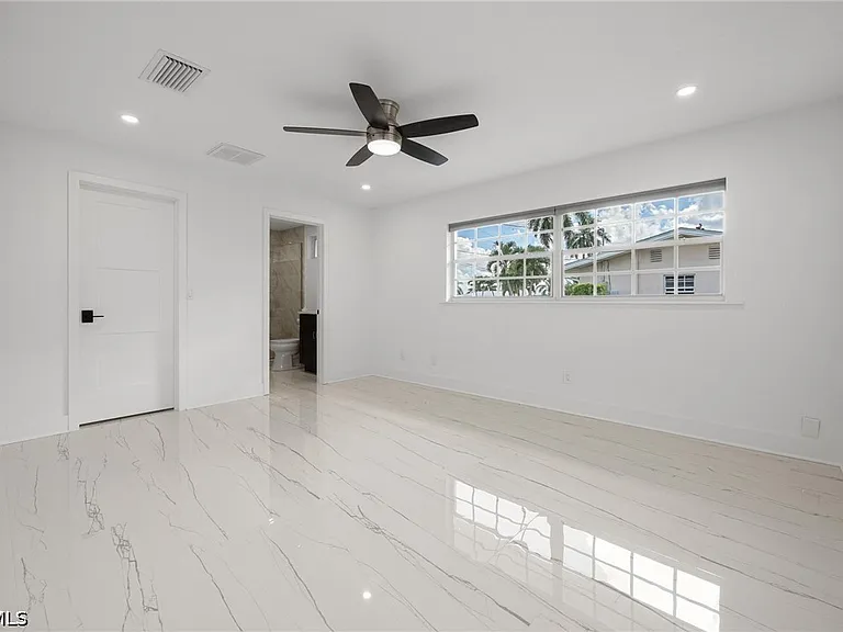 4930 Edith Esplanade Cpe — Photo 17