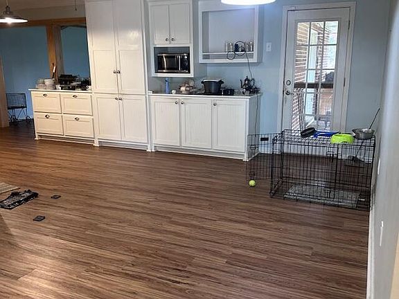 4th image of 1480 W Oak Ave