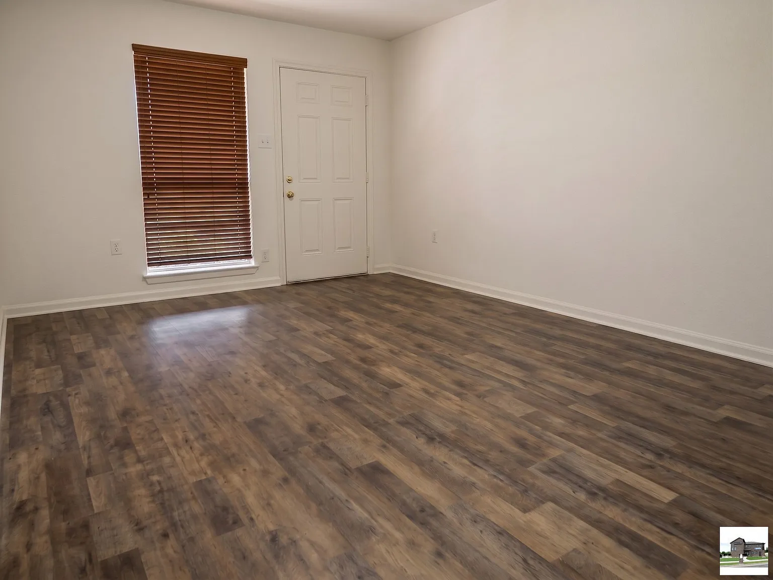 3 bed, 1.5 bath, 1043 sqft, $1,100 — Photo 2