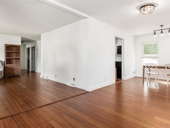 5th image of 270 E Highland Dr