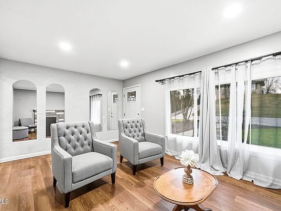 4th image of 121 Chateaugay Rd