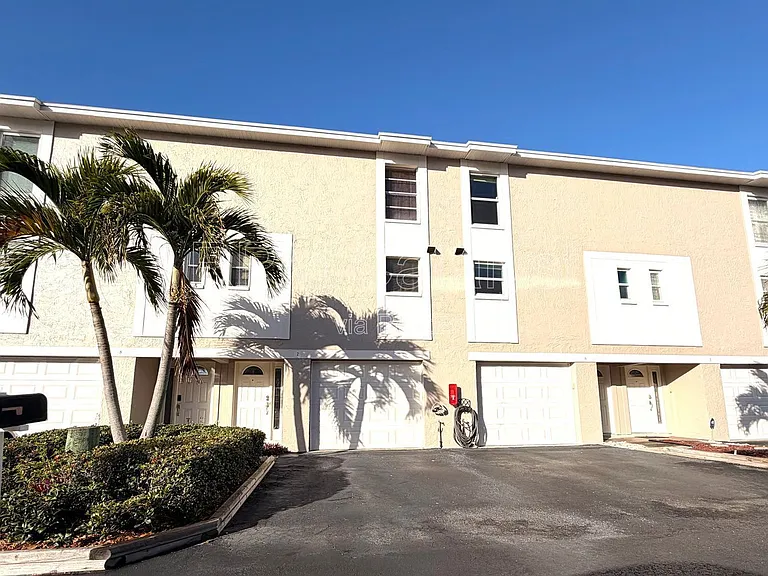255 Capri Cir N #7 — Photo 2