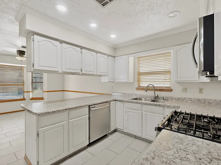 711 Windmill Dr — Photo 12