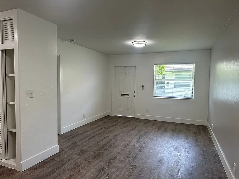 2221 Monroe St — Photo 8