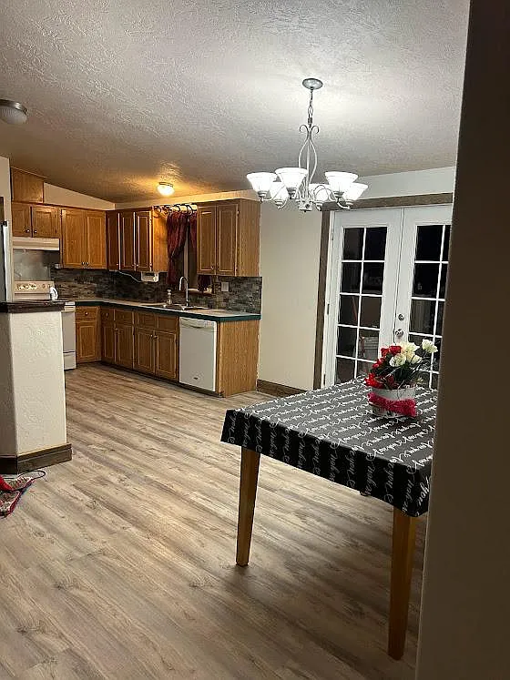 3 bed, 1128 sqft, $2,000 — Photo 4