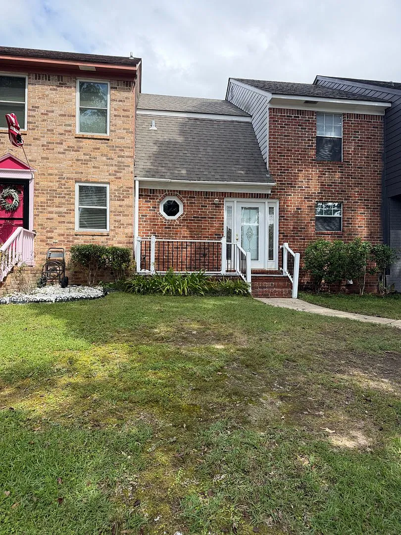 2/2.5 Townhome Close to USA campus — Photo 1