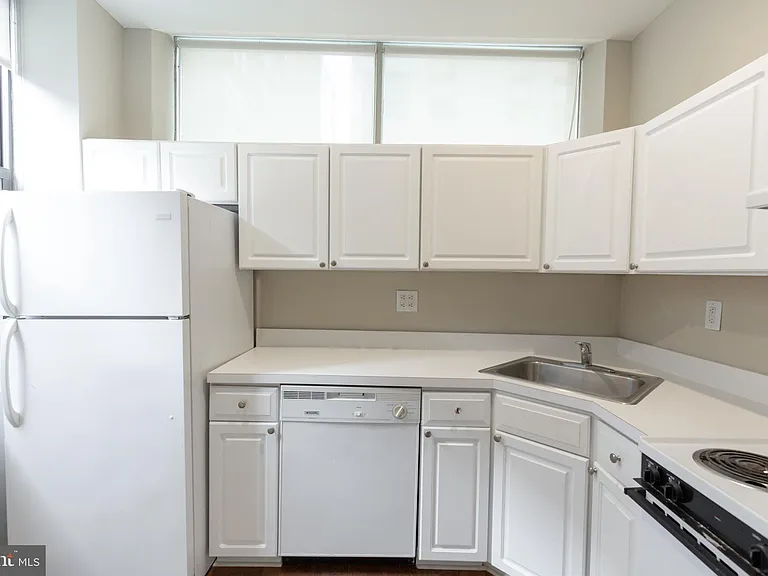 220-2 S 16th St #402 — Photo 19