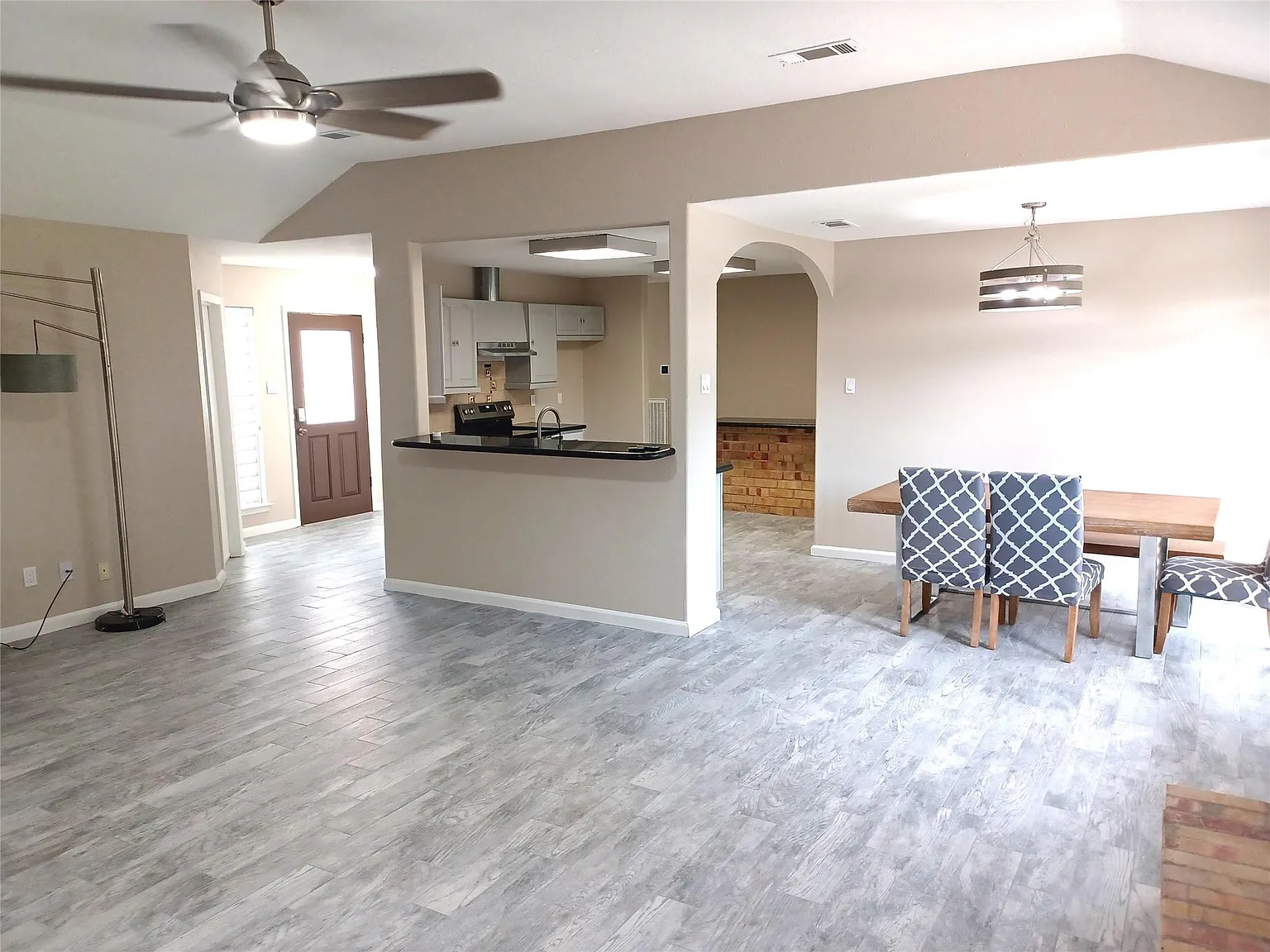 3 bed, 2.0 bath, 1483 sqft, $1,650 — Photo 2