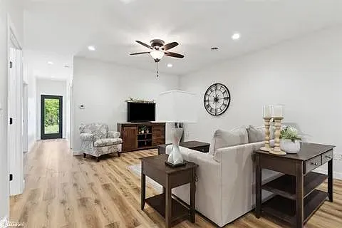 602 W Monroe St — Photo 2