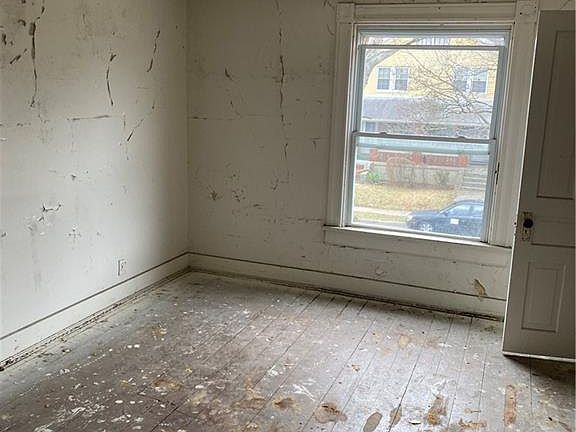 4th image of 431 W Fairview Ave