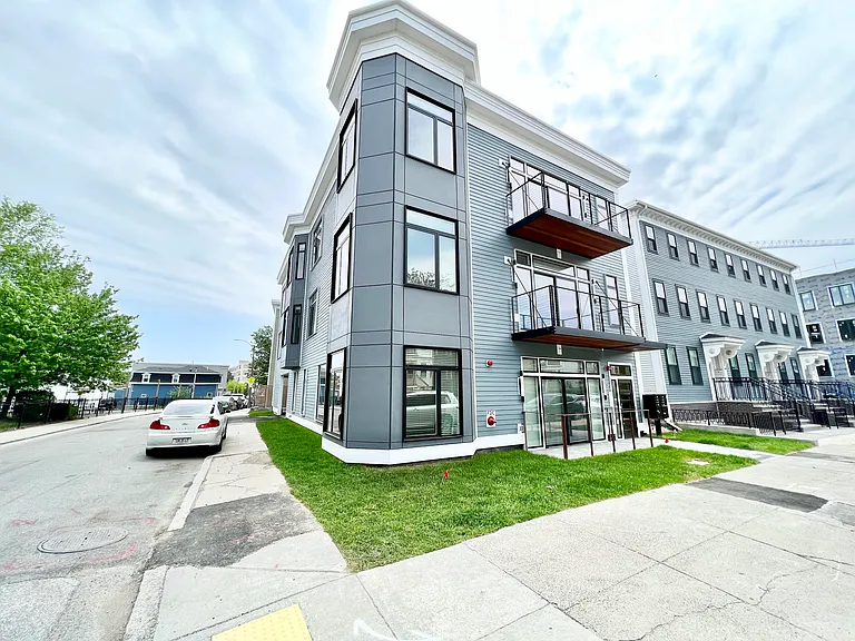 142 Pleasant St #4 — Photo 16