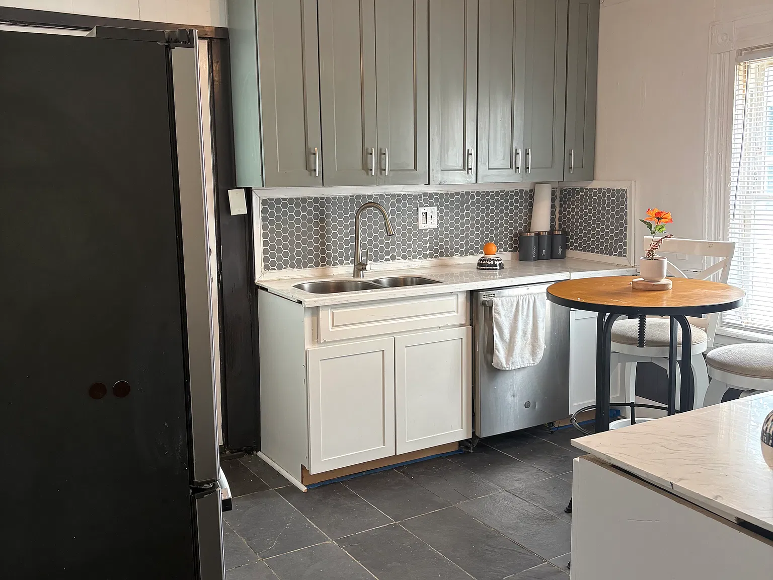 3 bed, 1080 sqft, $1,400 — Photo 2