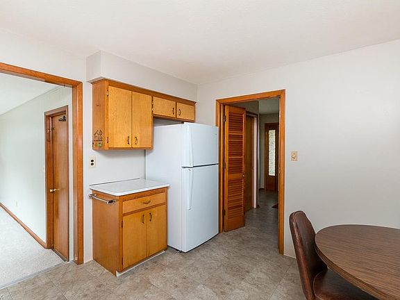 3rd image of 934 E Meadowlawn Blvd