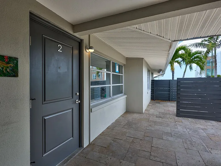 325 Capri Blvd — Photo 2