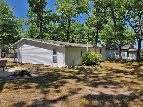 3rd image of 132 Maple Bluff Ave