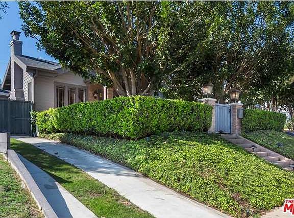 3rd image of 543 N Beachwood Dr