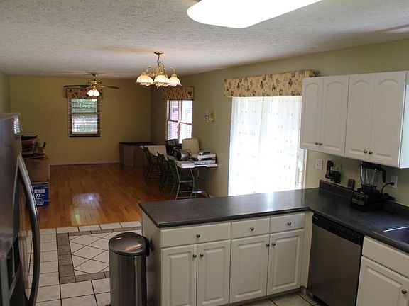 5th image of 75 Smithfield Ln